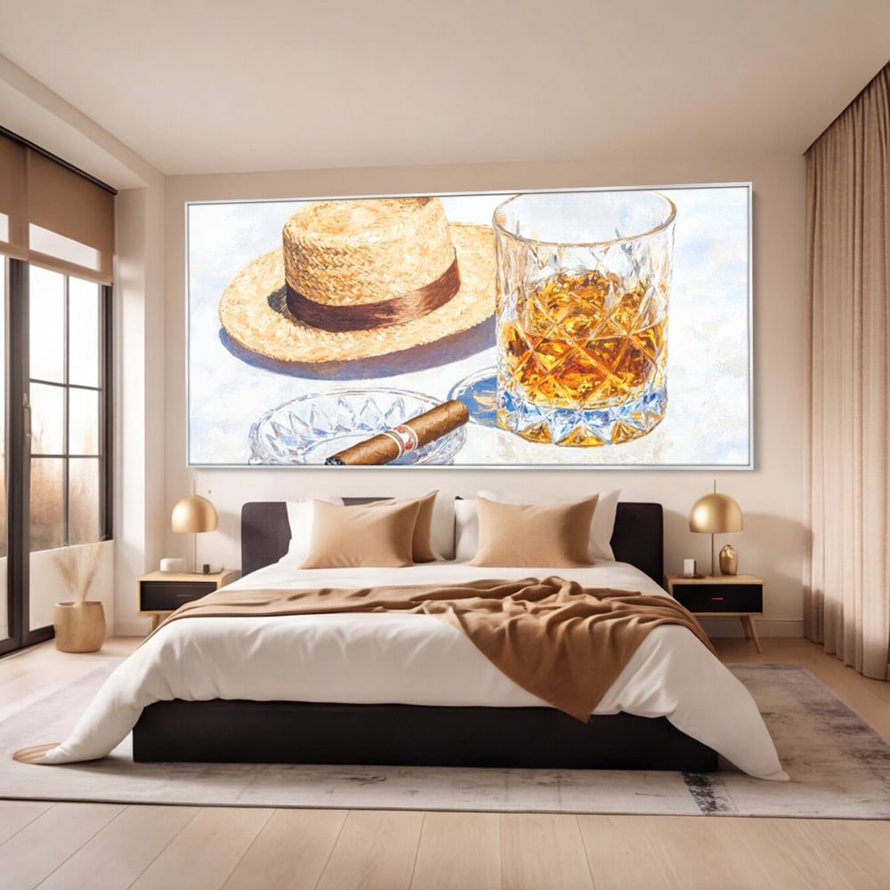 Tablou canvas cu natura statica cu palarie si pahar de whisky, in rama de aluminiu argintiu, pe perete intr-un dormitor